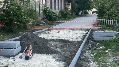 Фото: На Окуневського розпочали ремонт тротуару, який не оновлювали з часу забудови району