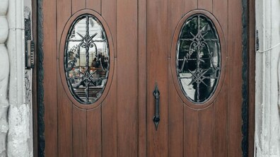 Фото: На пл. Ринок відреставрували історичні дерев’яні двері