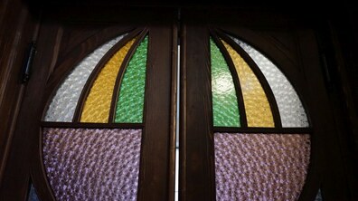 Фото: Поблизу старого трамвайного депо у Львові відновили вітражні двері