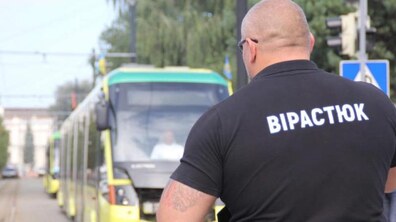Фото: У Львові встановили новий рекорд із перетягування трамваїв Концерну «Електрон»