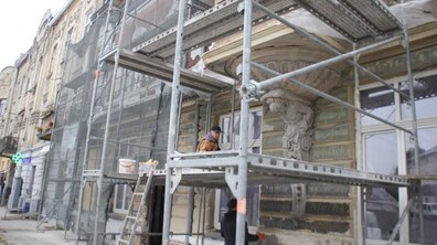 Фото: Невідомі особи замалювали фарбою відреставровані історичні написи на бібліотеці «Під Високим Замком»
