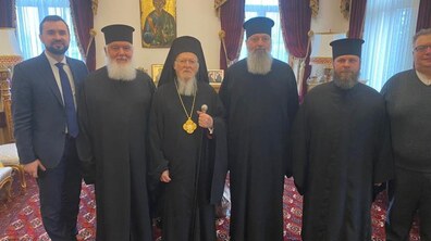 Фото: Вселенського Патріарха Варфоломія запросили відвідати Львів — передали листи від мера міста Андрія Садового та дітей львівських установ