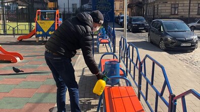 Фото: У Львові дезінфікують дитячо-спортивні майданчики