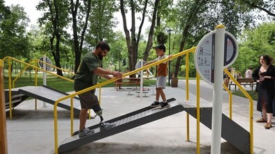 чоловік на протезі займається на інклюзивном майданчику