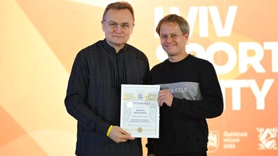 міський голова Андрій Садовий нагороджує одного із тренерів-переможців