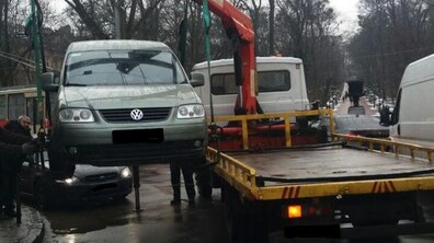 Фото: Учора на арештмайданчик на Конюшинній було доставлено 5 автомобілів