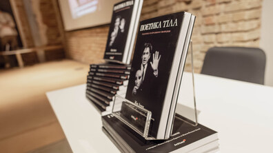 На столі лежать кілька примірників книги «Поетика тіла».