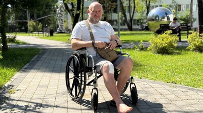 Фото: Військовий, що 6 днів з уламками в тілі чекав на евакуацію, проходить тривалий курс лікування в UNBROKEN