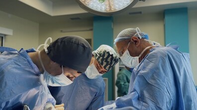 Фото: Львівські хірурги видалили жінці 10-сантиметрову небезпечну пухлину, про яку пацієнтка дізналась випадково