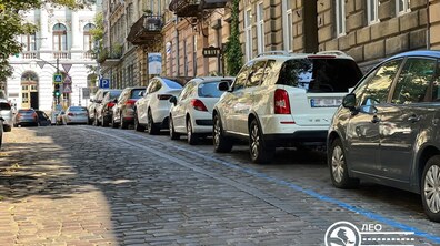 Фото: У Львові оновлюють розмітку на паркувальних майданчиках ЛеоПарковки