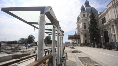 Фото: Реконструкція пл. Двірцевої: облаштовуються платформи для пасажирів, диспетчерський пункт, фонтан