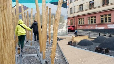Фото: На площі Теодора завершують облаштовувати нестандартний дитячий майданчик