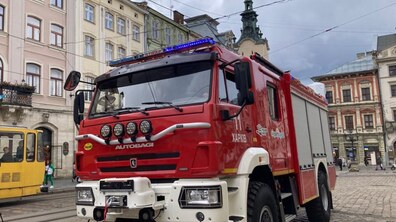 Фото: Польські благодійники у Львові передали дві нові пожежні машини для харківських рятувальників (відео)
