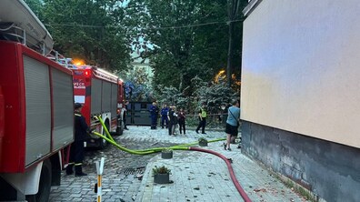 Фото: "Цієї ночі росіяни влучили в багатоповерхівку у Львові. Рятувальники продовжують діставати постраждалих з-під завалів", - мер Львова Андрій Садовий