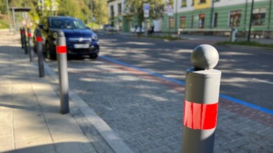 Фото: На вулиці Пилипа Орлика облаштовують антипаркувальні стовпці