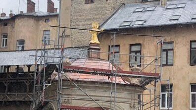 Фото: Відреставровану скульптуру святого Яна з Дуклі повернули у Бернардинський дворик
