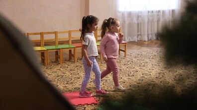 Дівчатка у світлій ігровій кімнаті.