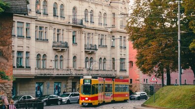 Трамвай їде по вулиці Підвальний. Автор фото - Володимир Караїм