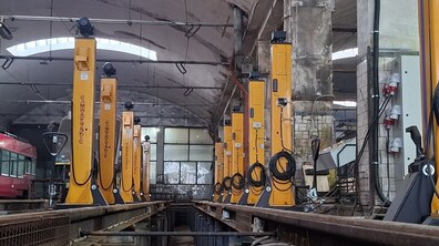лінія із підйомниками для обслуговування швейцарських трамвайних вагонів