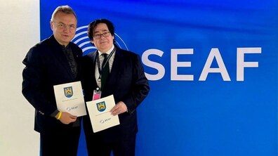 Андрій Садовий і генеральний директор SEAF Пол Шихан після підписання угоди про співпрацю