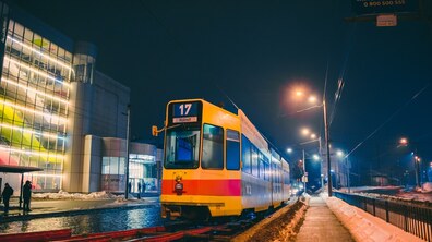 трамвай Schindler Be на одній з вулиць у Львові перед транспортуванням у вагоно-ремонтні майстерні ЛКП «Львівелектротранс»