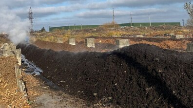 ряд відсортованої органіки, яку перетворюють на підживку на станції компостування у Львові