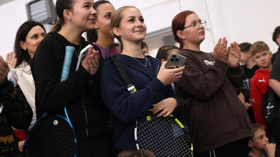 Учениці посміхаються та тримають у руках тенісні ракетки