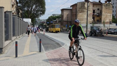 Велосипедист їде по велоджоріжці. Фото ілюстративне