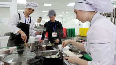 Учні закладу професійної освіти підчас готування страв.