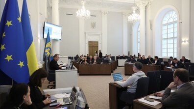 Депутати у сесійній залі під час розгляду питань
