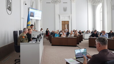 Депутати у сесійній залі під час розгляду питань