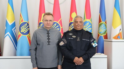 Мер Львова Андрій Садовий та батько загиблого захисника Луїс Толедо.