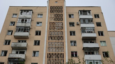 Вибиті вікна у житловому будинку після обстрілу. Фото ілюстративне
