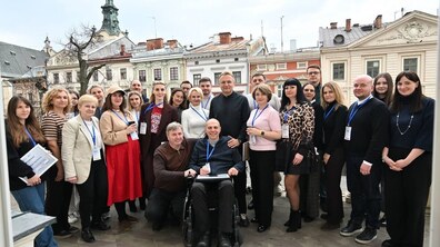 Учасники резиденції доступності разом з міським головою Андрієм Садовим на балконі міської ратуші. На фоні видніються будинки, що на площі Ринок.