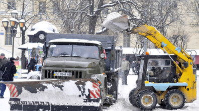 Фото: Станом на 07.00 год для посипання вулиць використано 189 м куб піскосуміші 