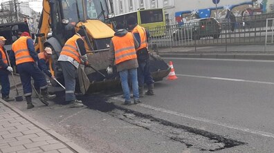 Фото: Комунальні служби ліквідували аварійність на магістральних дорогах міста, площею 416 м²
