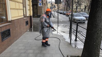 Фото: Комунальні служби дезінфікують місто: миють вулиці, тротуари, зупинки транспорту, сходові клітки будинків
