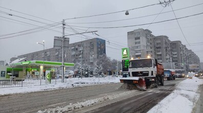 Фото: Минулої ночі в місті працювало 95 одиниць техніки, для посипання доріг використано 492 м3 піскосуміші