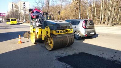 Фото: За цей тиждень ШРП вже провели ліквідацію ям площею 1978 м2: ліквідацію ямковості проводили лише гарячим асфальтом