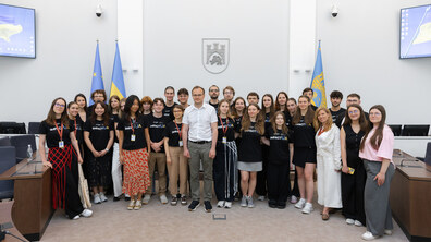 Учасники програми та перший заступник міського голови Андрій Москаленко у великій сесійній міської ради.