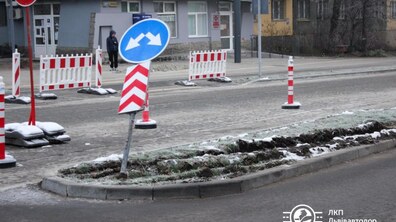Фото: Невідомий водій знищив газон на реконструйованій ділянці вул. Шевченка: очевидців просять зголоситися в поліцію