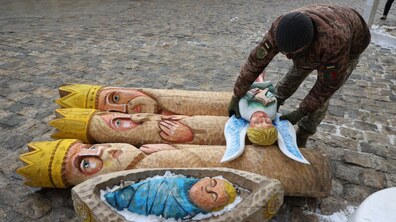 Фото: На площі Ринок розбирають шопку