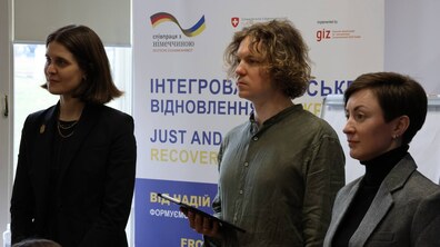 На фото Рахель Фрайст-Хельд, директорка проєкту JGURA, разом із Антоном Коломєйцевим, головним архітектором Львова, і Наталею Зорченко, радницею проєкту «Інтегроване міське відновлення в Україні»