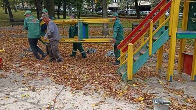 Фото: У парку Франка почали демонтаж дитячого майданчика, на місці якого встановлять нову ігрову зону