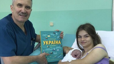 Фото: У Львові малюкам, які народилися у День Незалежності, дарували книги про Україну