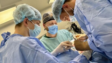 Фото: Львівські лікарі успішно прооперували 81-річну жінку з великою пухлиною щитоподібної залози