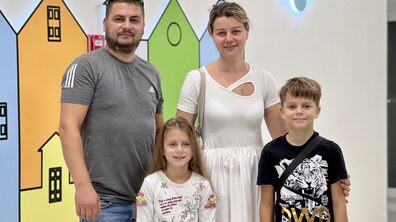 Фото: Львівські лікарі прооперували 6-річну дівчинку з рідкісною хворобою мокрих долонь