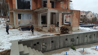 Фото: На комунальній землі та частині лісу виявили віллу-самобуд
