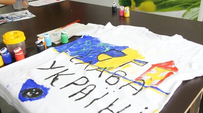 Фото: У Львові діти переселенців розфарбували 25 футболок для аукціону на потреби постраждалих від війни