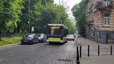 Тролейбус їде однією з вулиць міста.